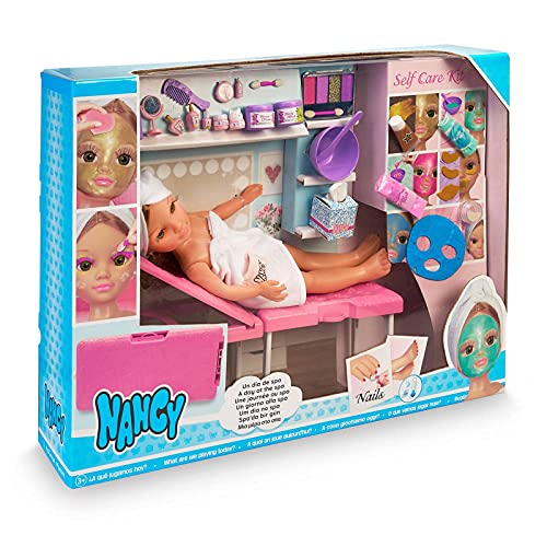 Nancy - Un día de spa, muñeca con toalla y tumbona de spa, set para hacer mascarillas, maquillaje de purpurina y accesorios de belleza, para niñas y niños a partir de 3 años, Famosa, (700016639)