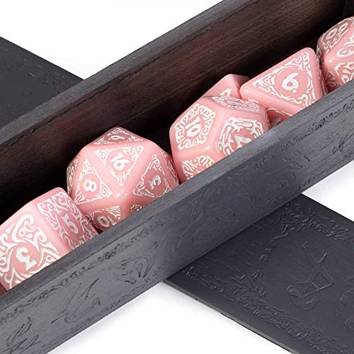 Titan Dice: Calliope – Juego de 7 dados gigantes de 25 mm y caja de exhibición de madera grabada – Color rosa con números blancos – Juego de rol fantasía de mesa para juegos de rol y juegos de rol