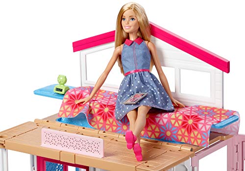 Barbie - Casa dos pisos plegable, casa con muñeca y accesorios (Mattel GXC00)