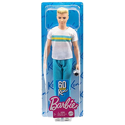 Barbie Ken 60 Aniversario Muñeco rubio con moda deportiva y accesorio de gimnasio, regalo para niñas y niños +3 años (Mattel GRB43)