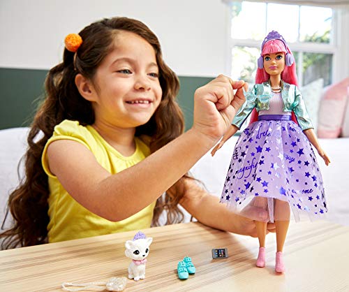 Barbie- Muñeca Daisy de Princess Adventure Vestida de Princesa (30 cm) con Mascota, para niñas de 3 a 7 años (Mattel GML77)