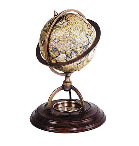 Bola de mundo de cartografía antigua con brújula en la base.