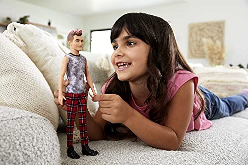 Barbie Ken Fashionista Muñeco rockero con camiseta sin mangas, pantalón de cuadros y accesorios de moda de juguete (Mattel GVY29)