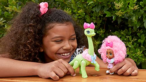 Cave Club Bebé con Dinosaurio, muñeca Pelo Rosa con Mascota y Accesorios, Juguete para niñas y niños +4 años (Mattel GXP23)