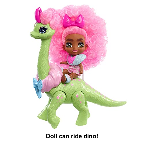 Cave Club Bebé con Dinosaurio, muñeca Pelo Rosa con Mascota y Accesorios, Juguete para niñas y niños +4 años (Mattel GXP23)