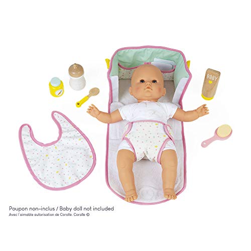Janod - Bolso para guardería - Juguete de madera y tela - Bolso para cambiar al bebé - Cambiador de bebé plegable - 8 accesorios - Certificado FSC® - A partir de 2 años, J06501