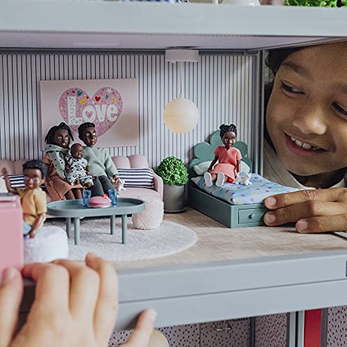LUNDBY - Juego de muñecas pequeñas étnicas para casa de muñecas – Billie familia de 5 – 2 adultos + 3 niños – accesorios de casa de muñecas – Mini juegos de plástico para niños de 3 años + 1:18