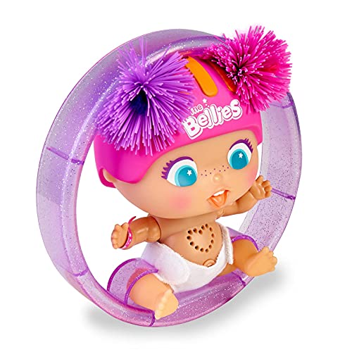 The Bellies from Bellyville- Hula-Hoop, muñeca bebé en pañales interactiva, Bellie grande, con un casco y un juego de aro que rueda, juguete para niñas y niños a partir de 3 años, Famosa (700016631)