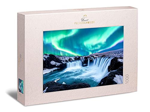Ulmer Puzzleschmiede - Puzzle Los Elementos del Norte: Puzzle de 1000 Piezas - Cascada de Godafoss en Noruega con la Aurora Boreal en el Cielo