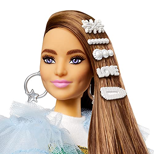 Barbie Extra Muñeca morena articulada con vestido arcoiris, accesorios de moda y mascota (Mattel GYJ78)