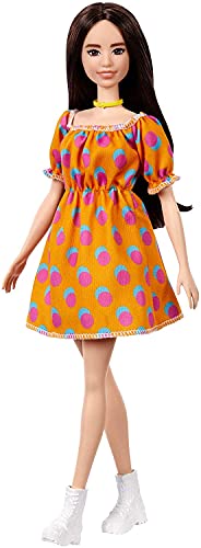 Barbie Fashionista Muñeca morena con vestido de lunares sin hombros y accesorios de moda (Mattel GRB52)