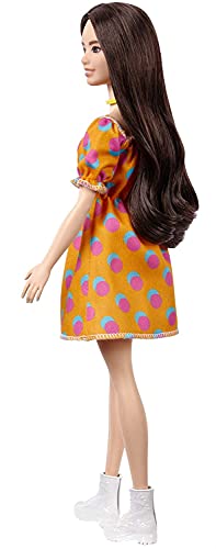Barbie Fashionista Muñeca morena con vestido de lunares sin hombros y accesorios de moda (Mattel GRB52)