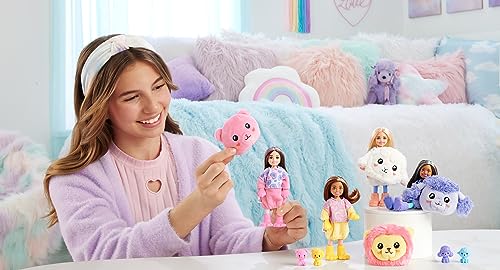 Barbie Chelsea Cutie Reveal Camisetas Cozy León Disfraz revela una muñeca articulada con mascota y accesorios sorpresa de moda, juguete +3 años (Mattel HKR21)