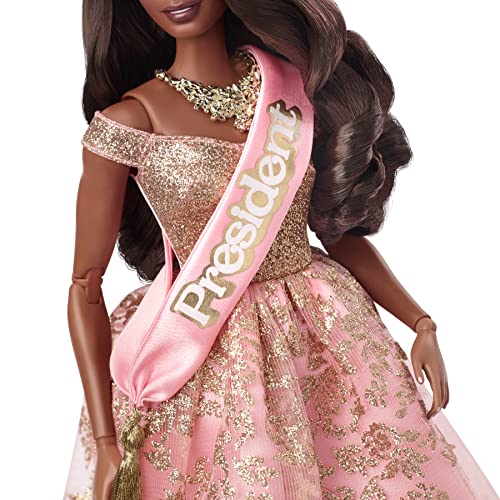 Barbie The Movie - Barbie Muñeca Presidenta coleccionable de la película con vestido brillante rosa y dorado, regalo +3años, (Mattel HPK05)