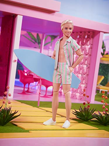 Barbie The Movie - Ken Muñeco Signature coleccionable de la película con chaleco a rayas y tabla de surf, juguete de colección, regalo +3 años (Mattel HPJ97)