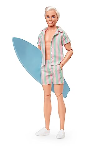Barbie The Movie - Ken Muñeco Signature coleccionable de la película con chaleco a rayas y tabla de surf, juguete de colección, regalo +3 años (Mattel HPJ97)