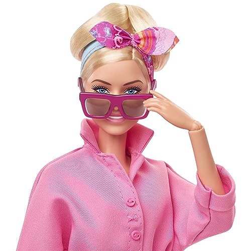 Barbie THE MOVIE, Margot Robbie como Barbie , con mono de vestir rosa, gafas de sol y pañuelo en el pelo, HRF29
