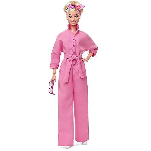 Barbie THE MOVIE, Margot Robbie como Barbie , con mono de vestir rosa, gafas de sol y pañuelo en el pelo, HRF29