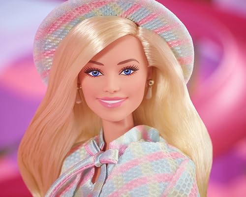 Barbie The Movie - Margot Robbie como Barbie Muñeca Signature coleccionable de la película con un conjunto azul de cuadros, sombrero y blusa, +6 años (Mattel HRF26)