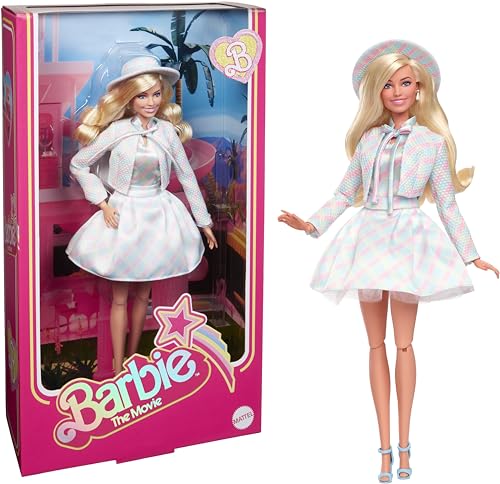 Barbie The Movie - Margot Robbie como Barbie Muñeca Signature coleccionable de la película con un conjunto azul de cuadros, sombrero y blusa, +6 años (Mattel HRF26)