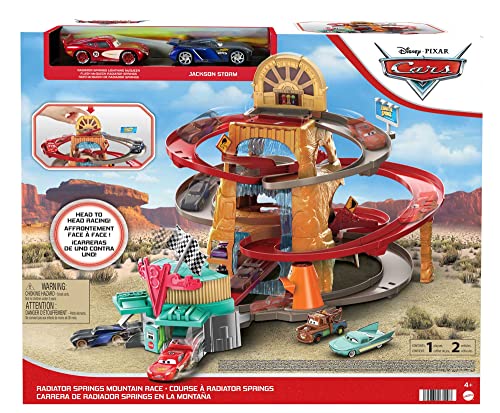 Cars Carrera de Radiador Springs en la montaña Pista para coches de juguete, incluye 2 coches personajes de la película (Mattel HHL84)