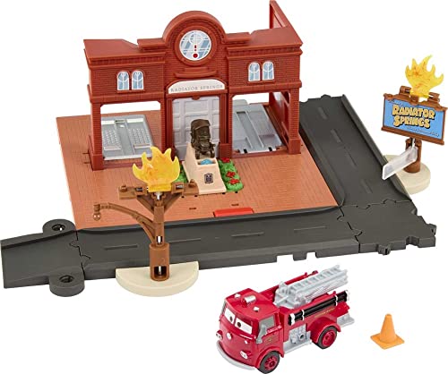 Disney Pixar Cars Cars: en la carretera Estación de bomberos de Rojo, Conjunto de juego con camión de bomberos de juguete y acción activada por el niño o la niña, juguetes, HMD73