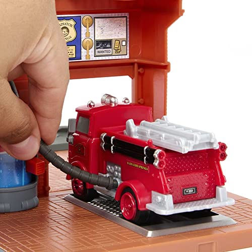 Disney Pixar Cars Cars: en la carretera Estación de bomberos de Rojo, Conjunto de juego con camión de bomberos de juguete y acción activada por el niño o la niña, juguetes, HMD73