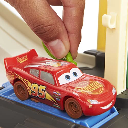 Disney Pixar Cars Conjunto de Juego Race & Go - Caja con 20+ Accesorios - Incluye Coche Rayo McQueen y Tractor - Regalo para Niños de 4+ Años, HND02