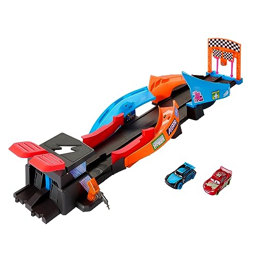 Disney Pixar Cars Night Racing Pista para coches de juguete que brilla en la oscuridad, incluye 2 vehículos, +3 años (Mattel HPD80)