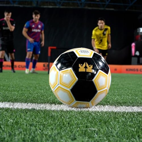 IMC Toys Juego Oficial Kings League- Juego de Futbol Recrea un Partido Real. Incluye, Balón, Cartas y Pulsador NIÑOS +6 años