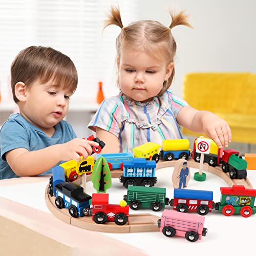Jacootoys Juego de 31 coches magnéticos de madera, 15 coches, 10 pistas con bolsa de almacenamiento para niños pequeños, compatible con las principales marcas de trenes