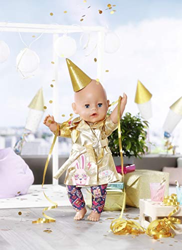 Zapf Creation-BABY born Happy Birthday Muñecas de 43cm-Para Manos Pequeñas, El Juego Creativo Promueve la Empatía y Las Habilidades Sociales. Edad: 3+. Incluye Gabardina, Pantalones y Percha 830802