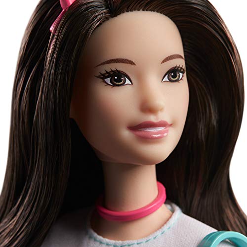 Barbie Aventura de Princesas Muñeca con Vestido Corto a la Moda y Accesorios (Mattel GML71)
