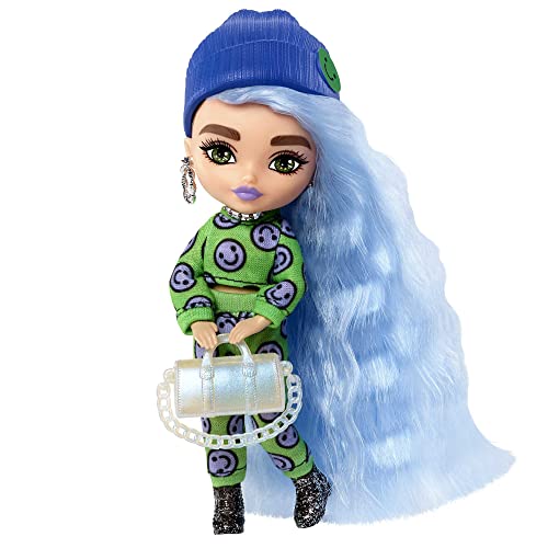 Barbie Extra Mini Muñeca pequeña articulada con pelo azul hielo, pelo largo y accesorios de moda de juguete (Mattel HGP65)