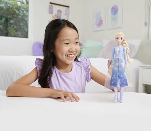 Disney Frozen 2 Elsa viajera Muñeca con look de viaje, juguete +3 años (Mattel HLW48)