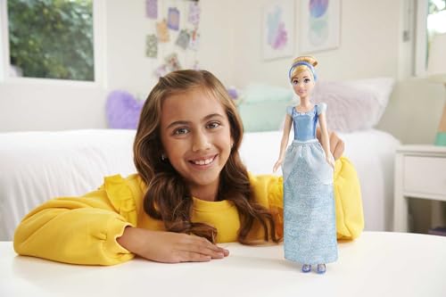 Disney Princess Cenicienta Muñeca princesa con pelo rubio recogido, juguete +3 años (Mattel HLW06)