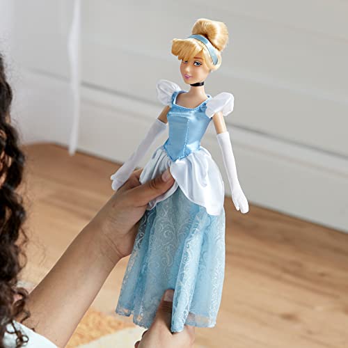 Disney Store Muñeca clásica de La Cenicienta, Altura: 29 cm, muñeca Completamente articulada, Incluye Zapatos, Guantes Largos, Gargantilla y un Cepillo, para Mayores de 3 años