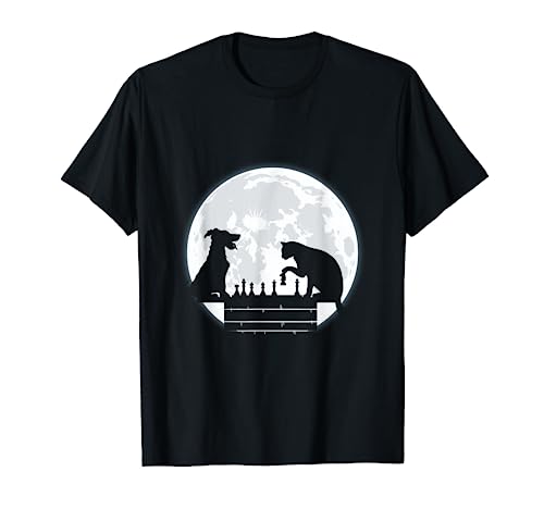 Divertido gato, perro y luna jugando al ajedrez en casa Camiseta