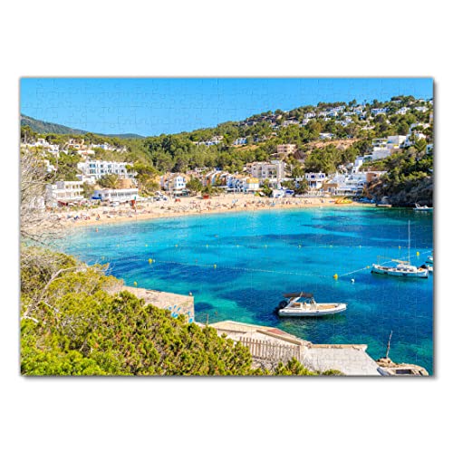 Lais Puzzle Barcos de Pesca y de Vela sobre el Agua Azul del mar en la bahía de Cala Vadella, Isla de Ibiza, España 500 Piezas