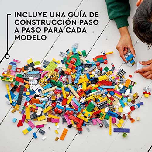LEGO 11021 Classic 90 años de Juego, Caja de Ladrillos Creativos, 15 Mini Juguetes de Modelos Construcción Icónicos, Navidades 2022, Regalos Navidad