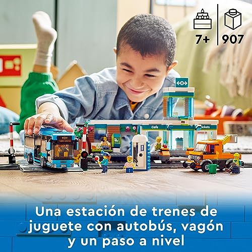 LEGO 60335 City Estación de Tren, Juguete de Construcción con Autobús, Camión, Vías, Bases de Carretera y Paso a Nivel, Regalo para Niños y Niñas a partir de 7 Años