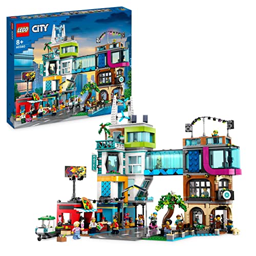 LEGO 60380 City Centro de la Ciudad, Kit de Construcción del Modelo con Habitaciones Modulares Combinables, Incluye Tiendas de Juguetes, Barbería, Hotel y Discoteca en la Azotea con 14 Minifiguras