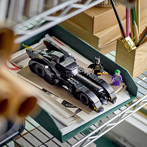 LEGO 76224 DC Batmobile Persecución de Batman vs. The Joker Coche de Juguete y 2 minufiguras, maqueta de Coche del Caballero Oscuro con Batarang, Regalo de Superhéroes para Niños y Niñas