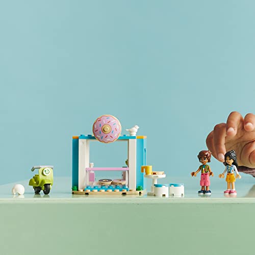 LEGO Friends Doughnut Shop 41723, juego de café, pequeños juguetes de regalo para niñas y niños de 4 años con mini muñecas Liann y Leo y scooter de juguete