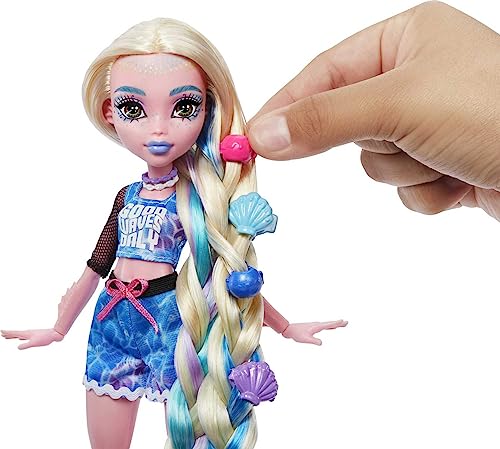 Monster High Muñeca, Lagoona Blue Spa Day Set con accesorios para llevar y compartir como pinzas para el pelo, tiza para el cabello y tatuajes