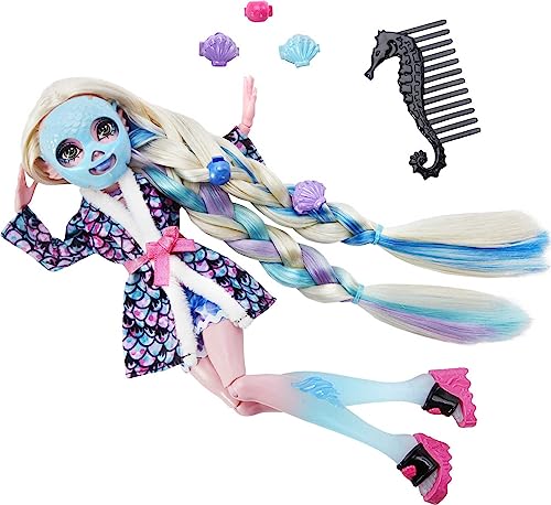 Monster High Muñeca, Lagoona Blue Spa Day Set con accesorios para llevar y compartir como pinzas para el pelo, tiza para el cabello y tatuajes