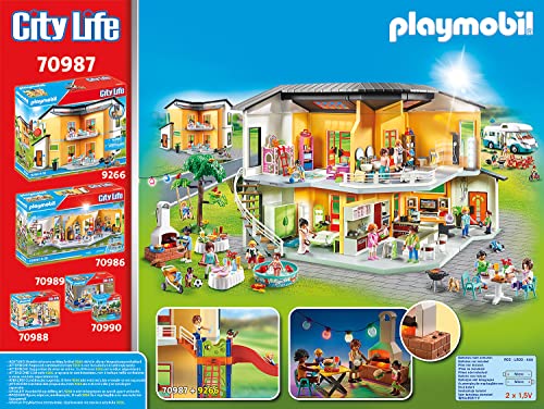 PLAYMOBIL 70987 City Life Fiesta en la Piscina con Tobogán, con Efectos de Luz, Juguetes para Niños a Partir de 4 Años, Multicolor