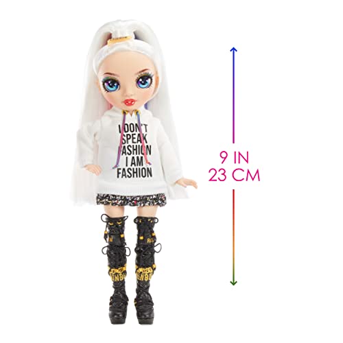 Rainbow High Junior High - Amaya Raine - Muñeca de Moda de 23cm con Ropa y Accesorios - Incluye Mochila de Tela «Abre y Cierra» - para coleccionar - Edad: 6+ años