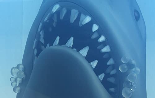 SD TOYS - Figura Coleccionable Tiburón sobre Podio de Exposición Jaws, 17 x 27 x 10 cm