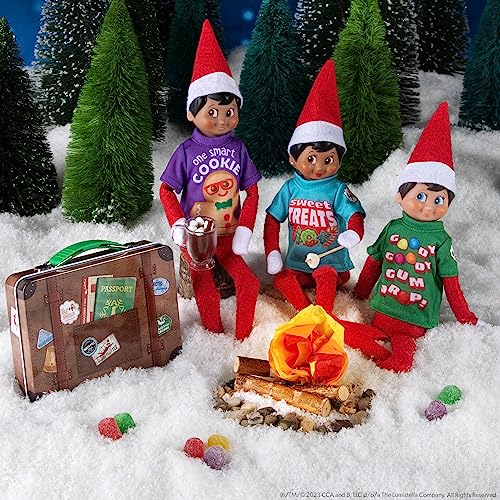 The Elf on the Shelf Sweet Treats Tees Claus Couture - Juego de Ropa para tu Elfo Explorador, los Accesorios Incluyen una Maleta de Lata Coleccionable con un trío de Camisetas de tamaño Elfo